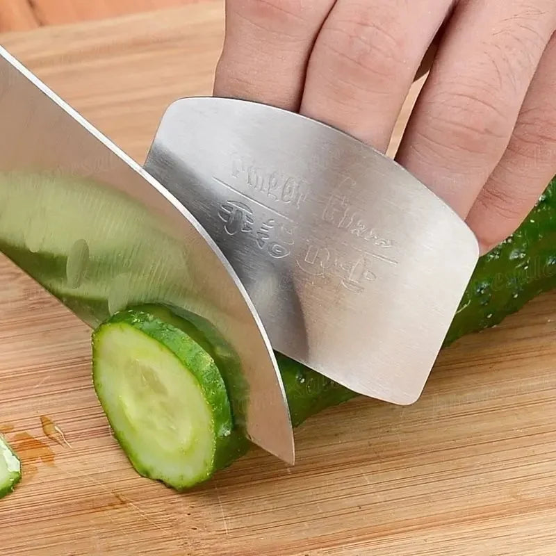 Protector de dedos para cortar alimentos.