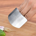 Protector de dedos para cortar alimentos.